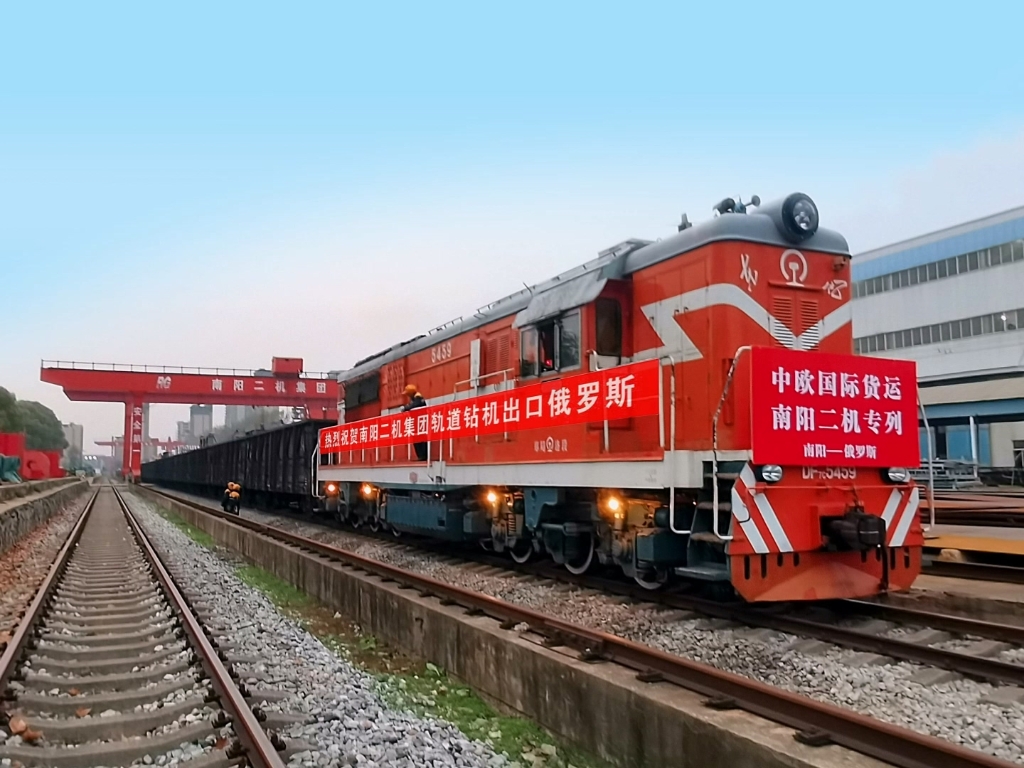 二機(jī)軌道鉆機(jī)再次搭乘中歐班列前往俄羅斯，添彩一帶一路